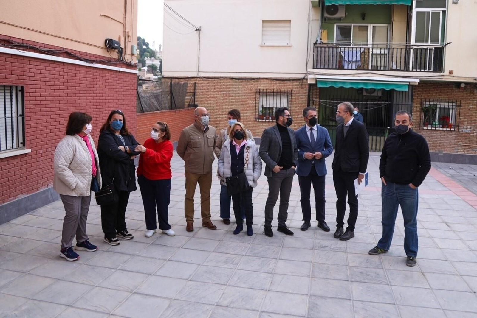 Concejales y vecinos en la plaza de Campos de Montiel en El Palo