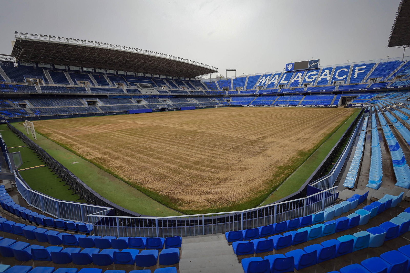 La Rosaleda y el Anexo cambian su césped