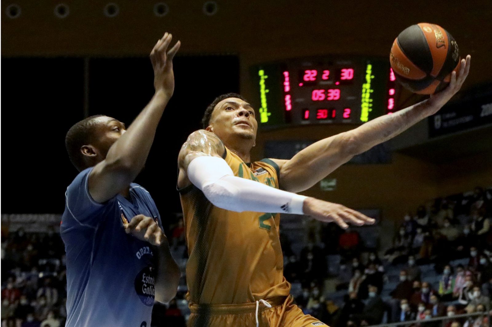 Jacob Wiley intenta una bandeja ante Okouo.