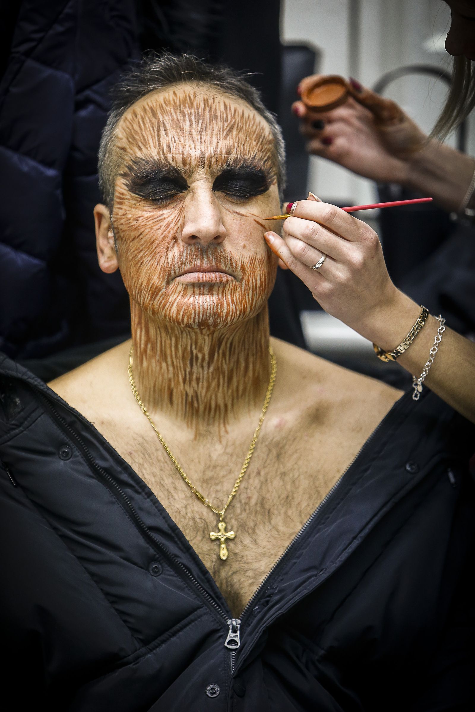 Carli Brihuega, en un momento de su complicado proceso de maquillaje.