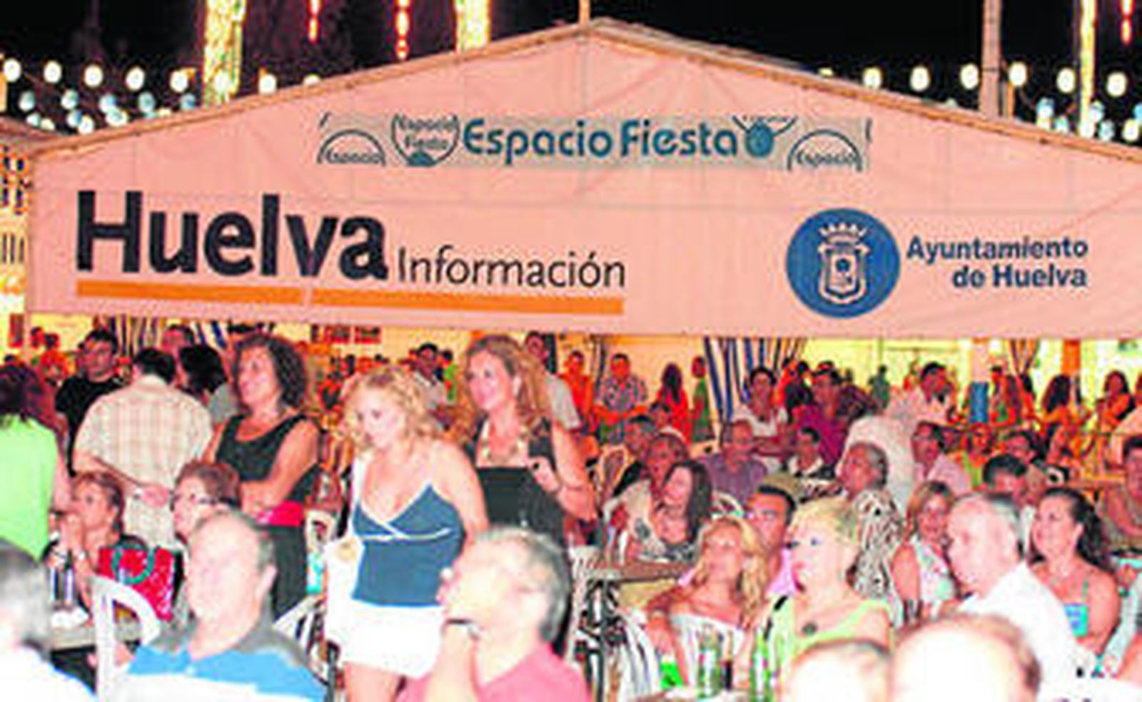 Toñi Salazar canta junto a su hermana menor Sara.