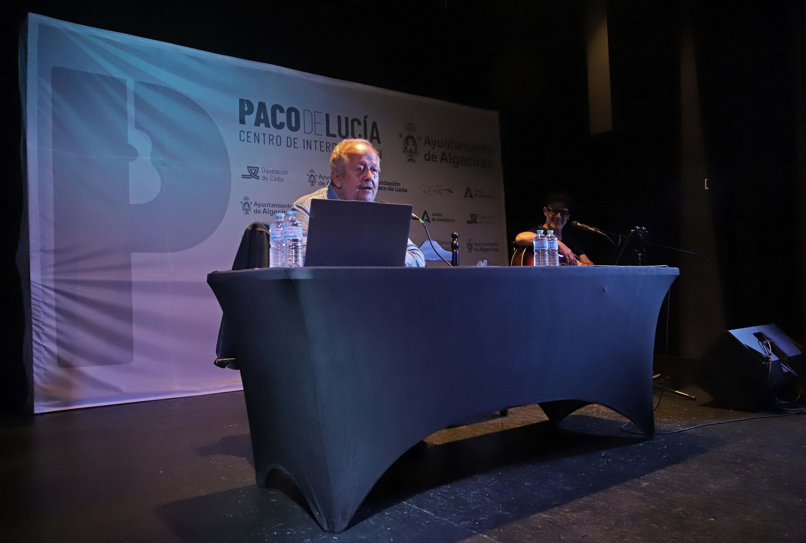 Fotos de la conferencia de Juan José Téllez  sobre los cincuenta años de la publicación del disco El Patio, del grupo Triana