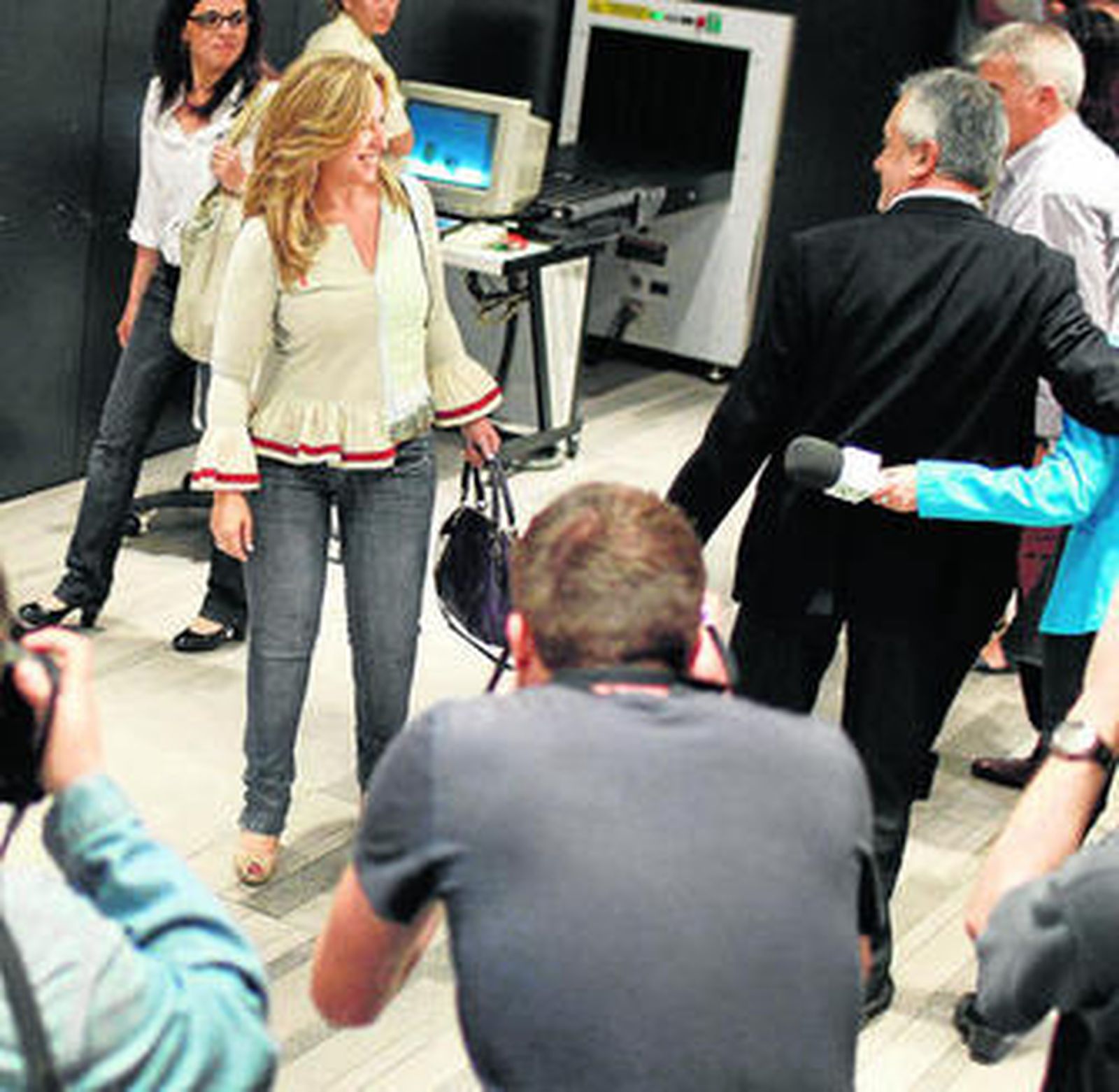 Griñán (de espaldas) saluda a la ministra Jiménez ayer antes de la reunión del Comité Federal del PSOE.