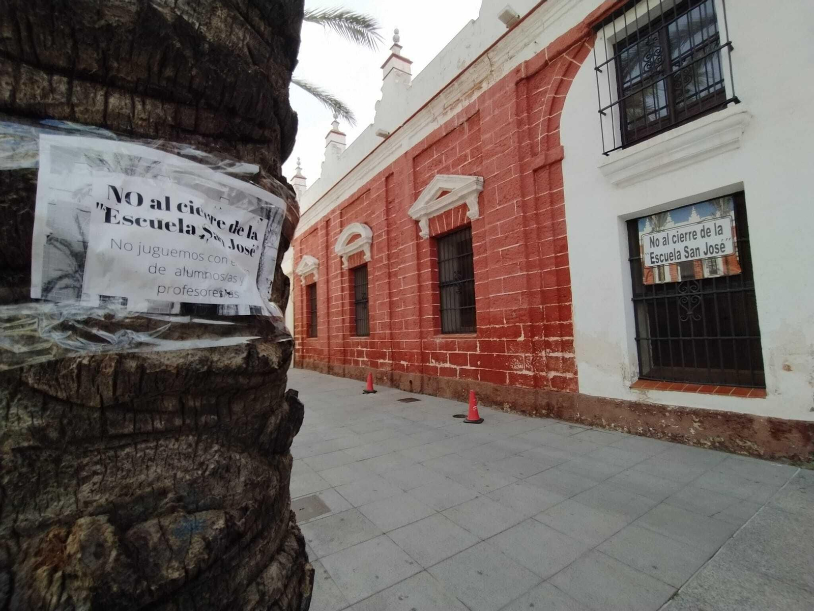 Carteles en contra del cierre de la Escuela San José colocados en la plaza colindante, el año pasado.