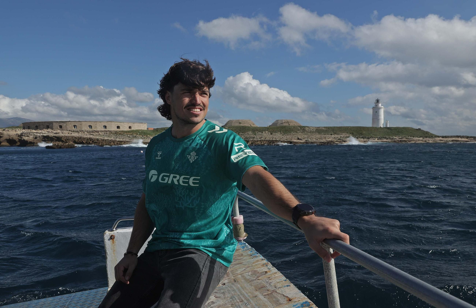 Fotos de la nueva camiseta ecológica del Real Betis fabricada con algas