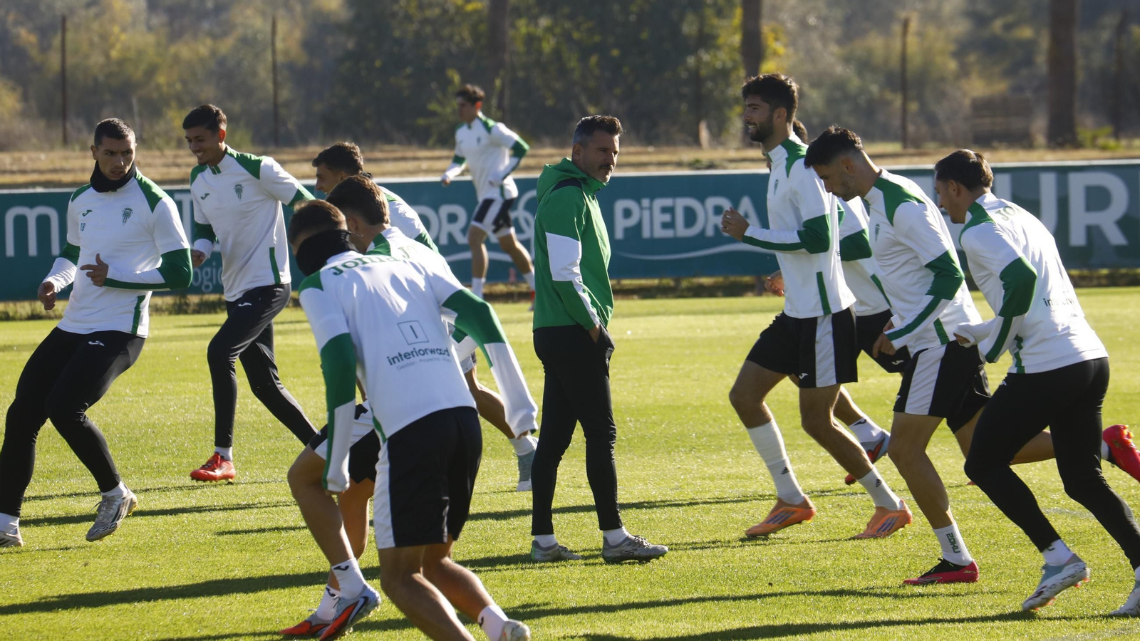 Iván Ania sigue de cerca el trabajo de sus jugadores en un entrenamiento del Córdoba CF.