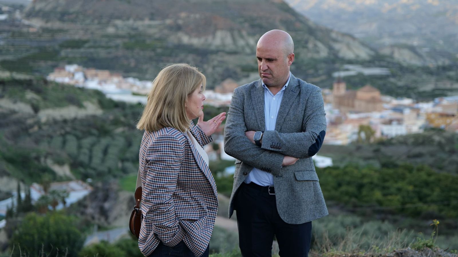 El presidente de Diputación y la alcaldesa de Huécija, con el pueblo al fondo.