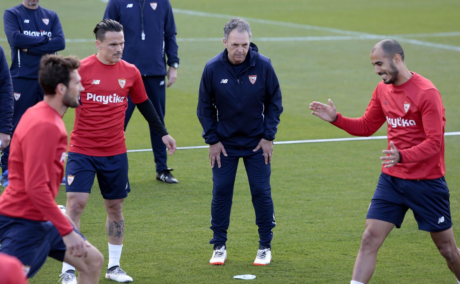 Pizarro bromea ante Caparrós, Franco Vázquez y Roque Mesa.
