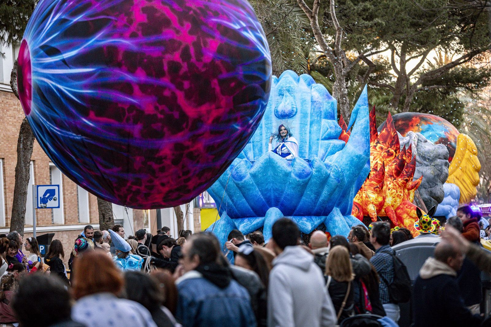 Las mejores imágenes de la Cabalgata del Humor del Carnaval de Cádiz 2026