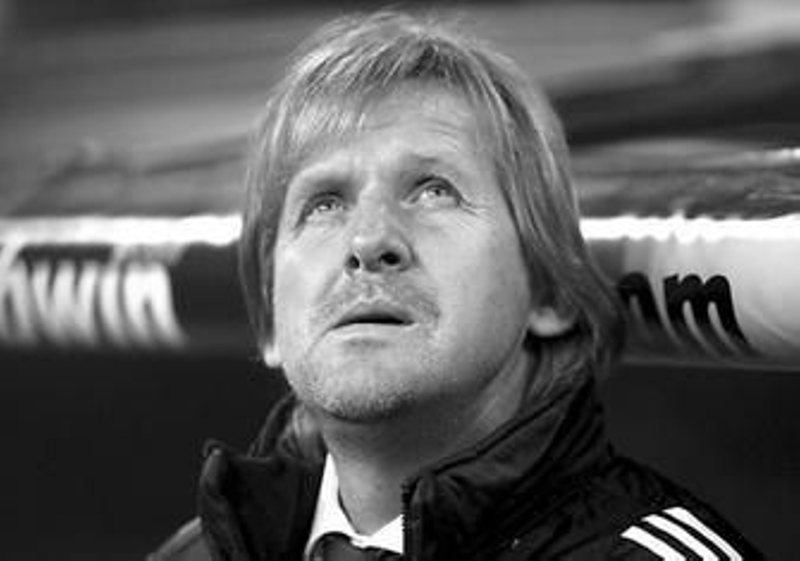 Schuster mira el videomarcador frente al Málaga.