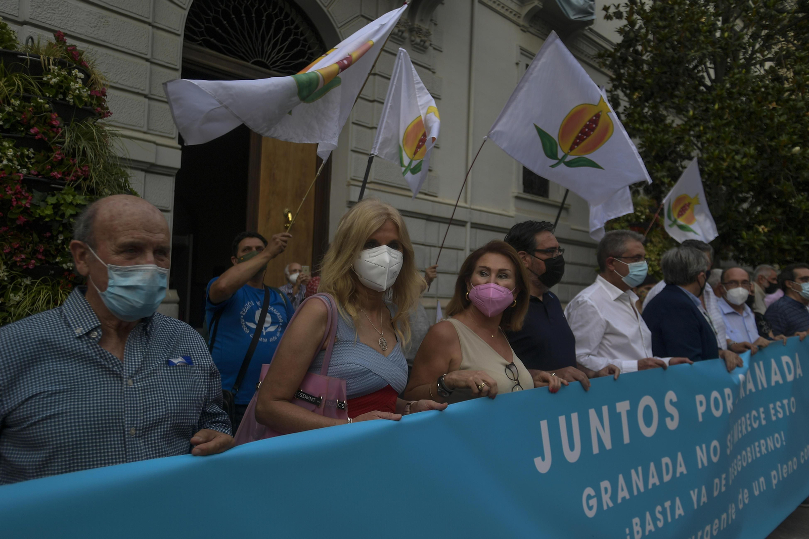 La concentración para pedir un nuevo gobierno municipal en Granada, en imágenes