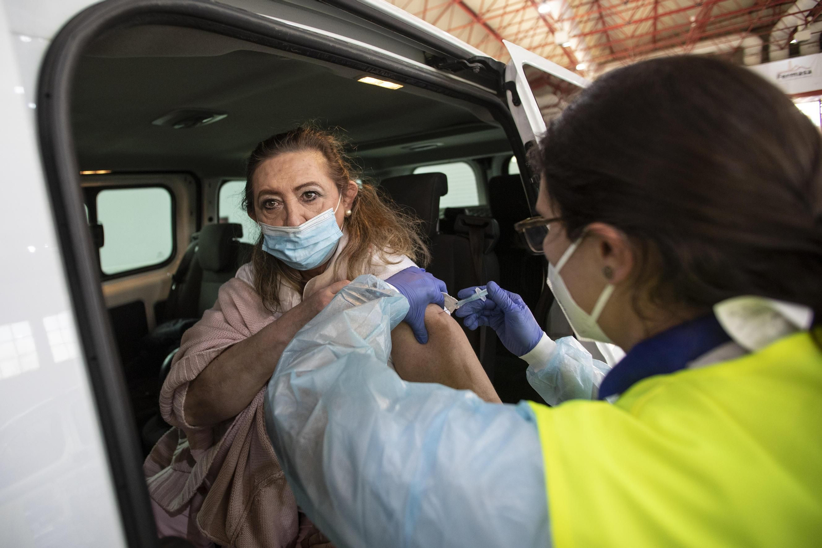 Fotos: así se está vacunando en Granada a los mayores de 60 años