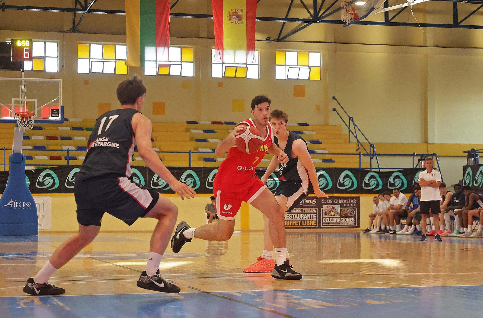 Fotos de la final del Torneo Internacional U20 de baloncesto entre España y Francia en La Línea