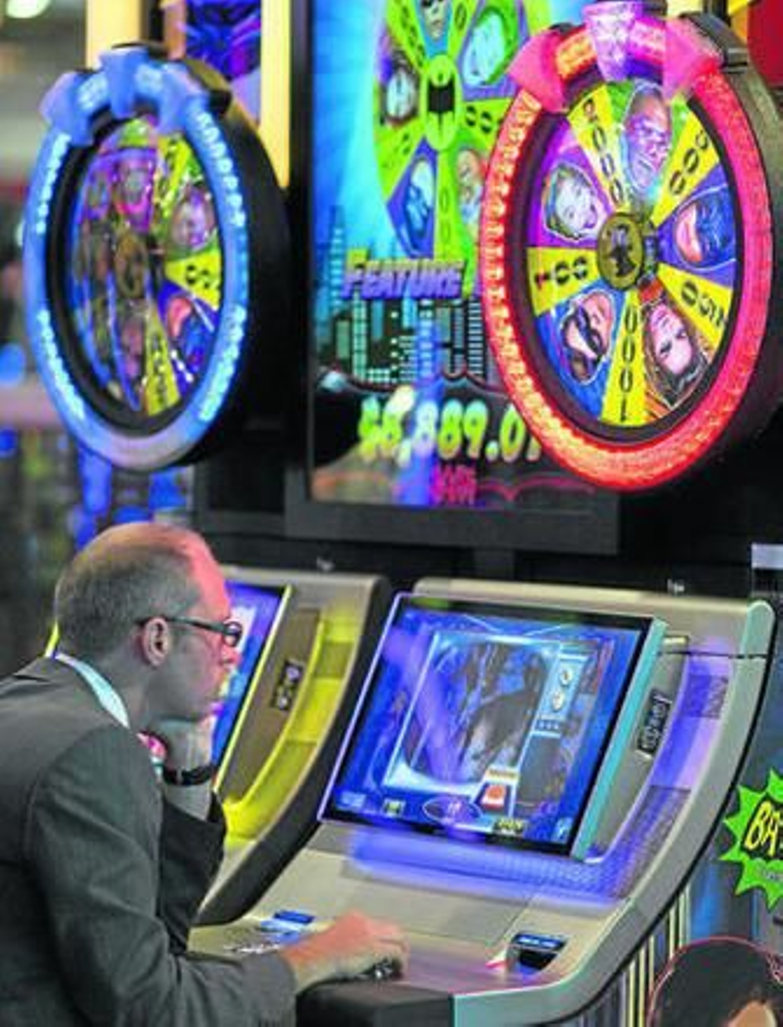 Un hombre juega a una máquina tragaperras, en una imagen de archivo.