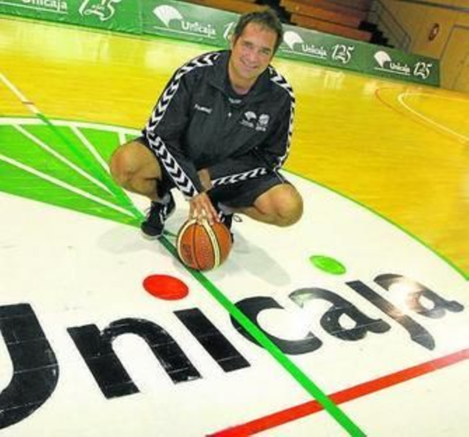 Paco Aurioles posa en una de las pistas de Los Guindos.