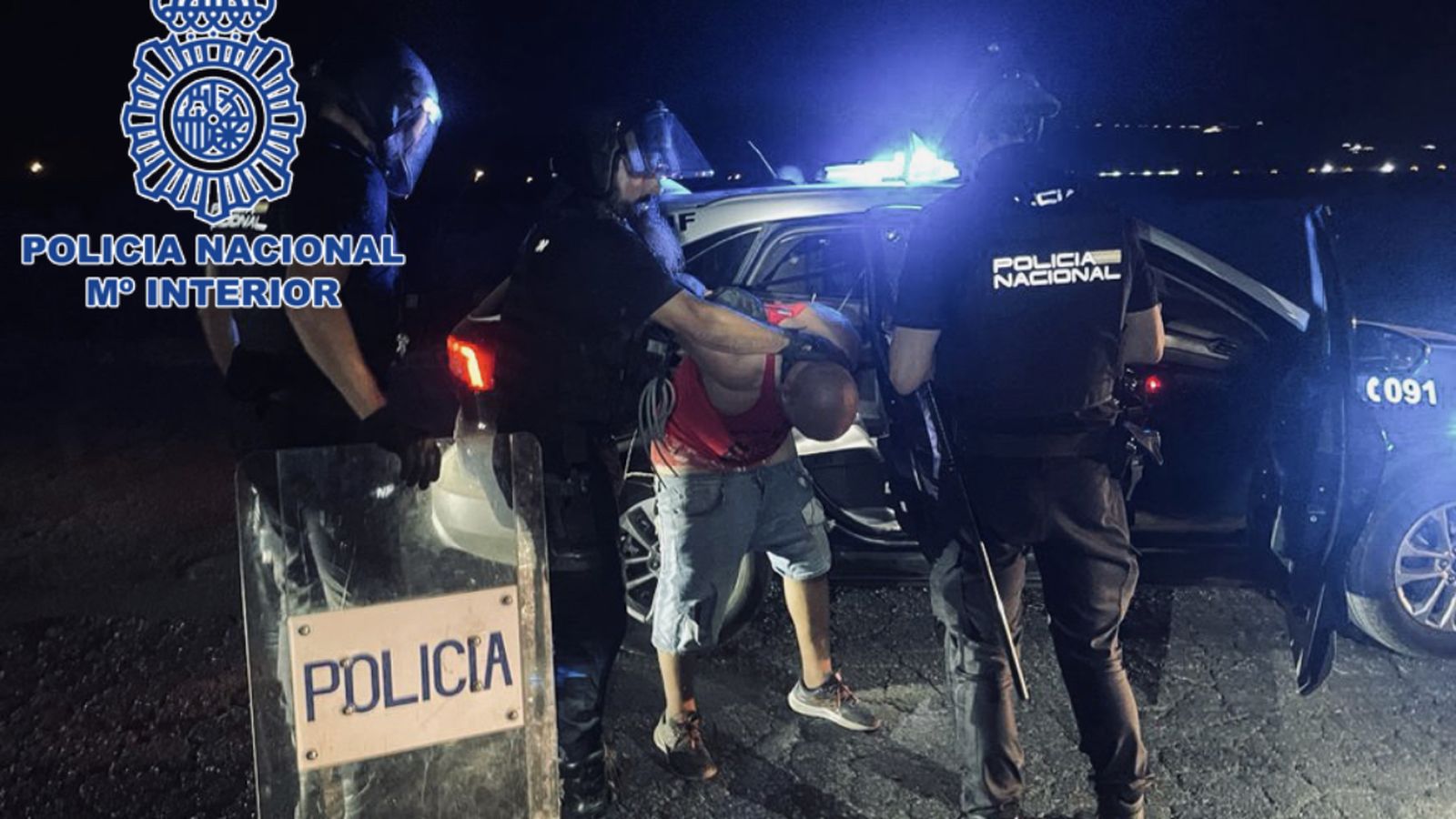 La Policía Nacional introduce en un coche patrulla al detenido en El Ejido.