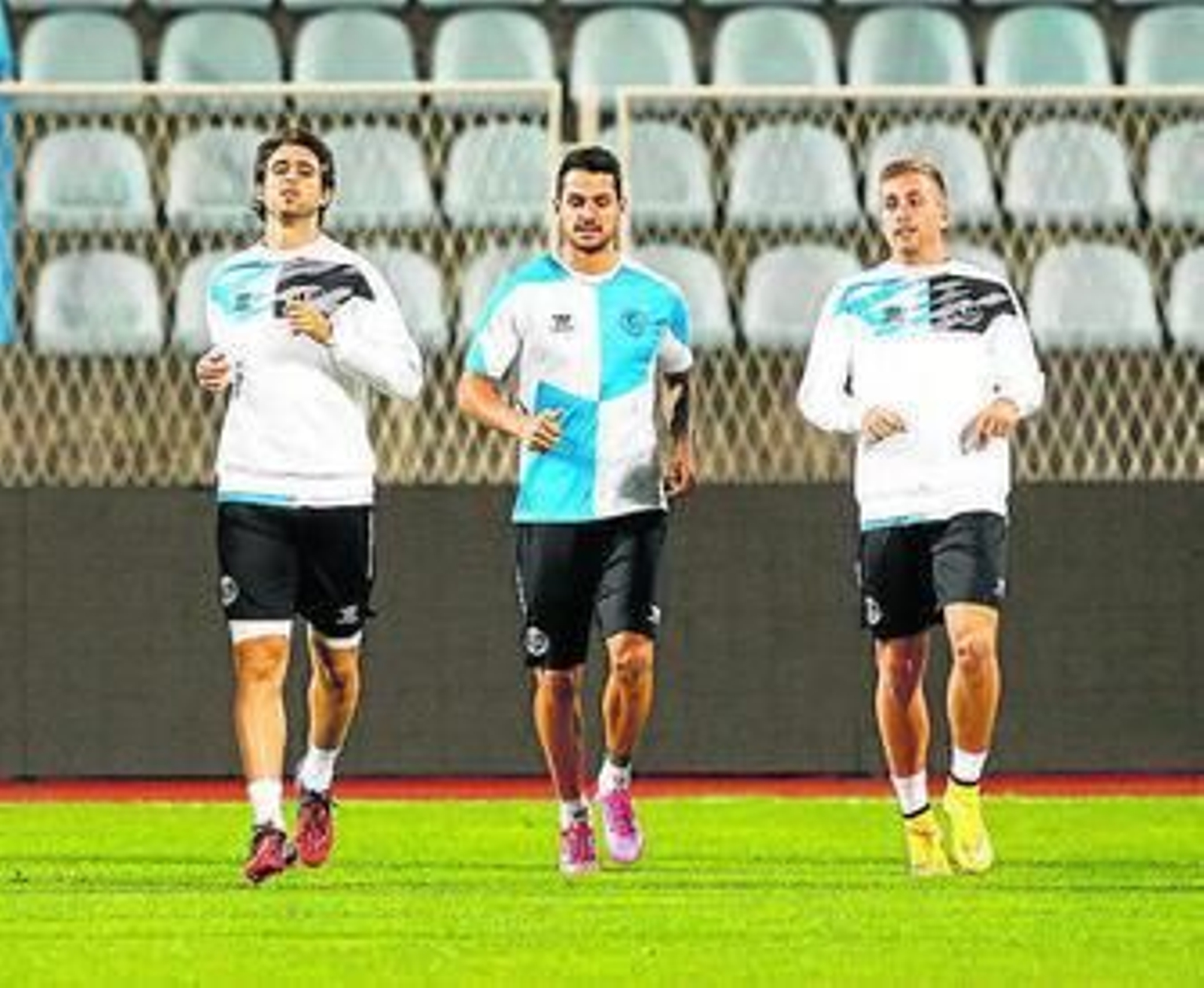 Coke salta de cabeza con Arribas en el entrenamiento en Rijeka.