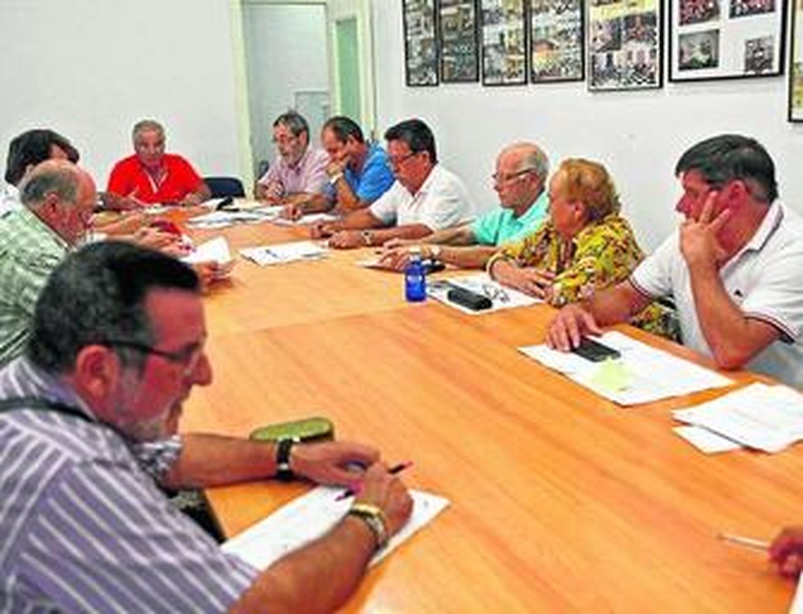 Representantes de asociaciones de vecinos de la ciudad durante una reunión hace unos meses.