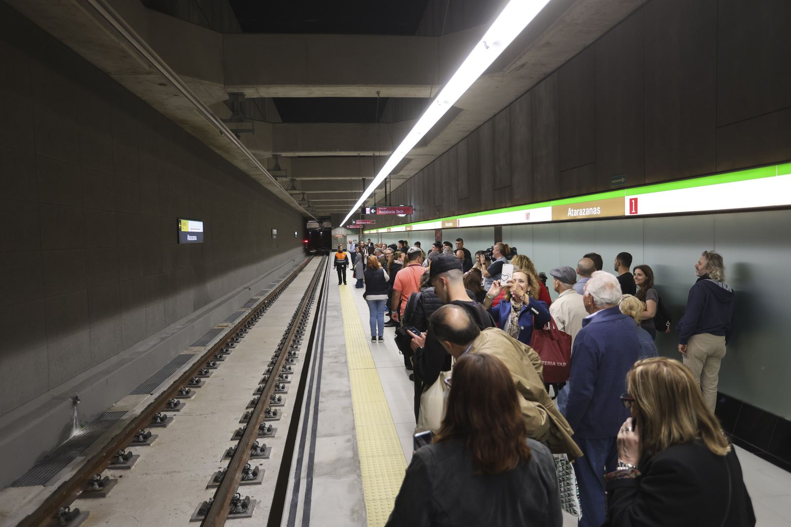 Los primeros trayectos en el Metro de Málaga desde Atarazanas y Guadalmedina, en fotos