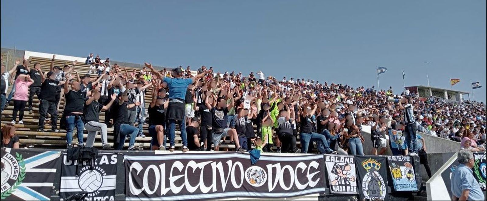 Miembros del Colectivo Doce, en el Municipal durante un partido