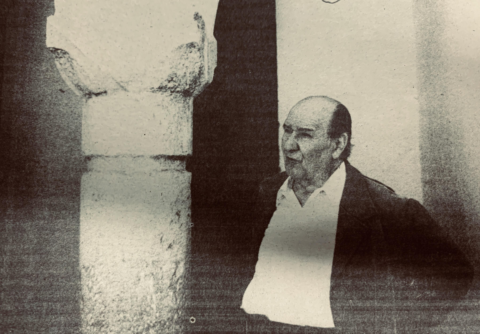 El Papi, ya con avanzada edad, en la puerta de su casa durante una entrevista