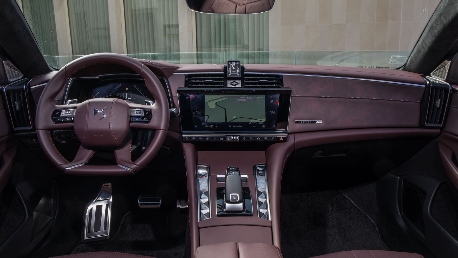 El refinamiento manifestado en la incorporación de inserciones de diferentes materiales en el salpicadero es una de las señas de identidad de los DS9.