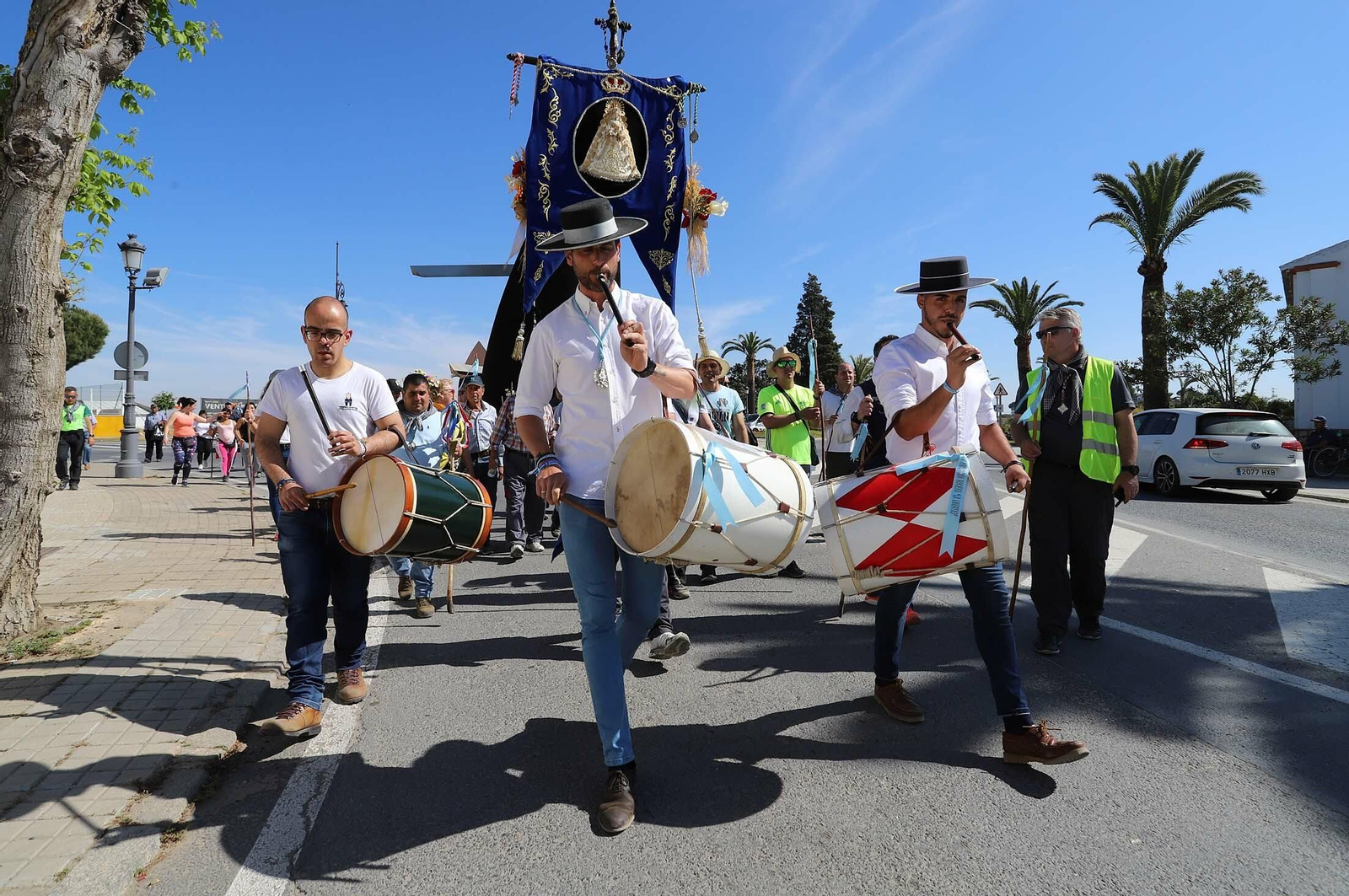 Imágenes de los presos de la cárcel de Huelva en su camino hacia El Rocío