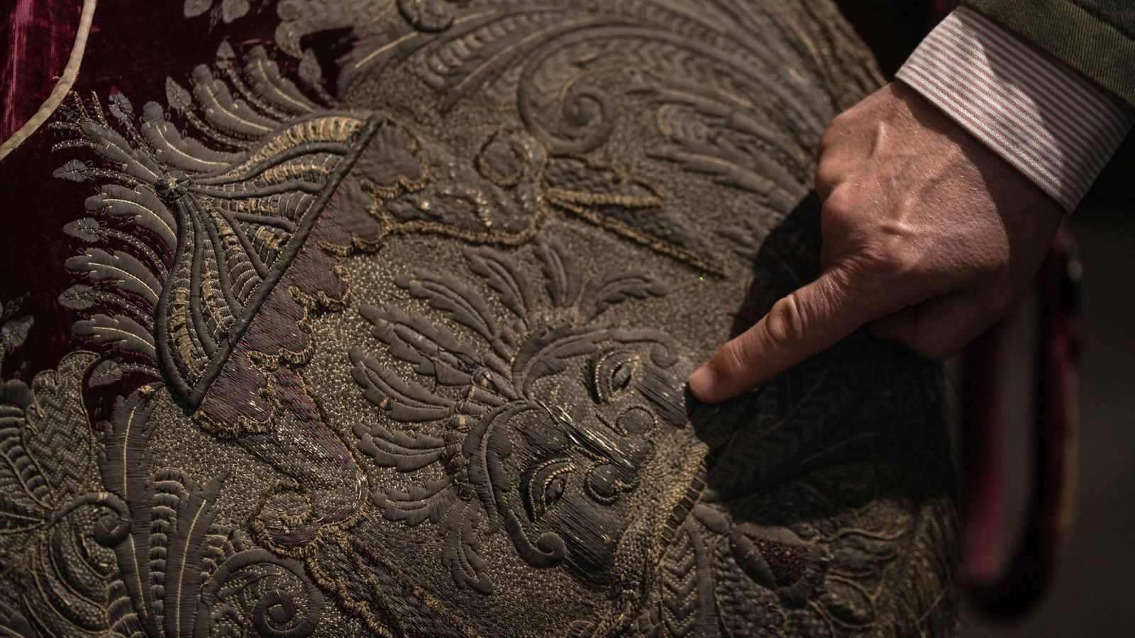 Imagen en detalel de algunos de los motivos de la silla de montar