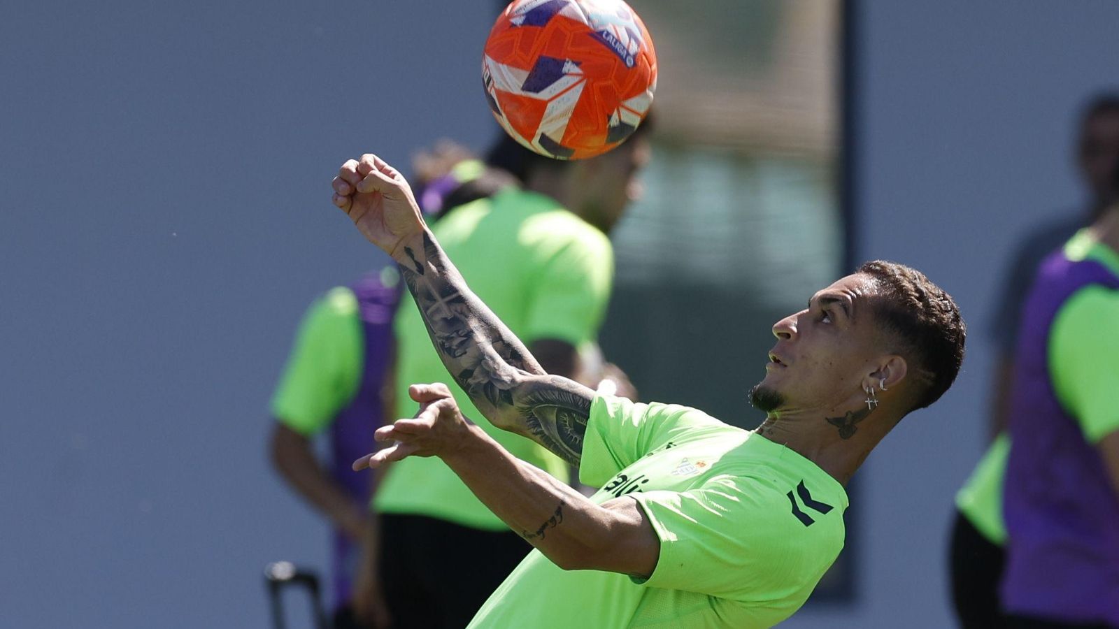 Antony juega con el balón en un entrenamiento con los verdiblancos. Antony juega con el balón en un entrenamiento con los verdiblancos.