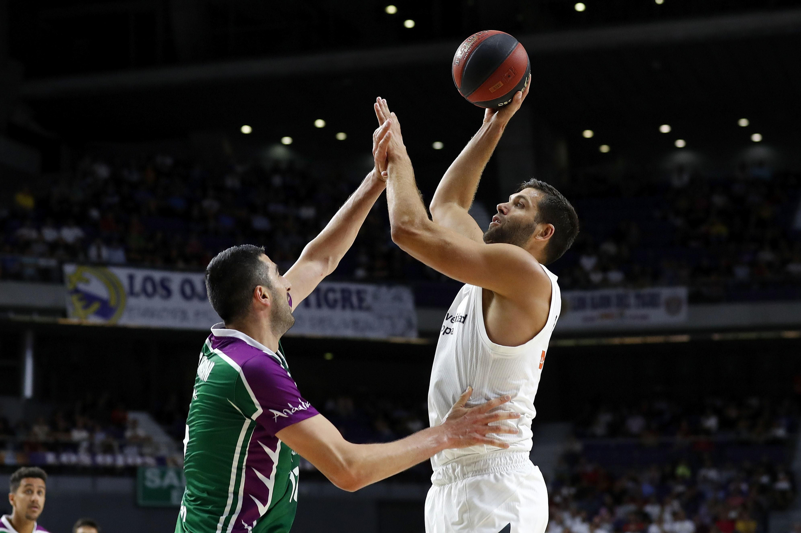 Felipe Reyes, ante Shermadini en el partido de la primera vuelta.