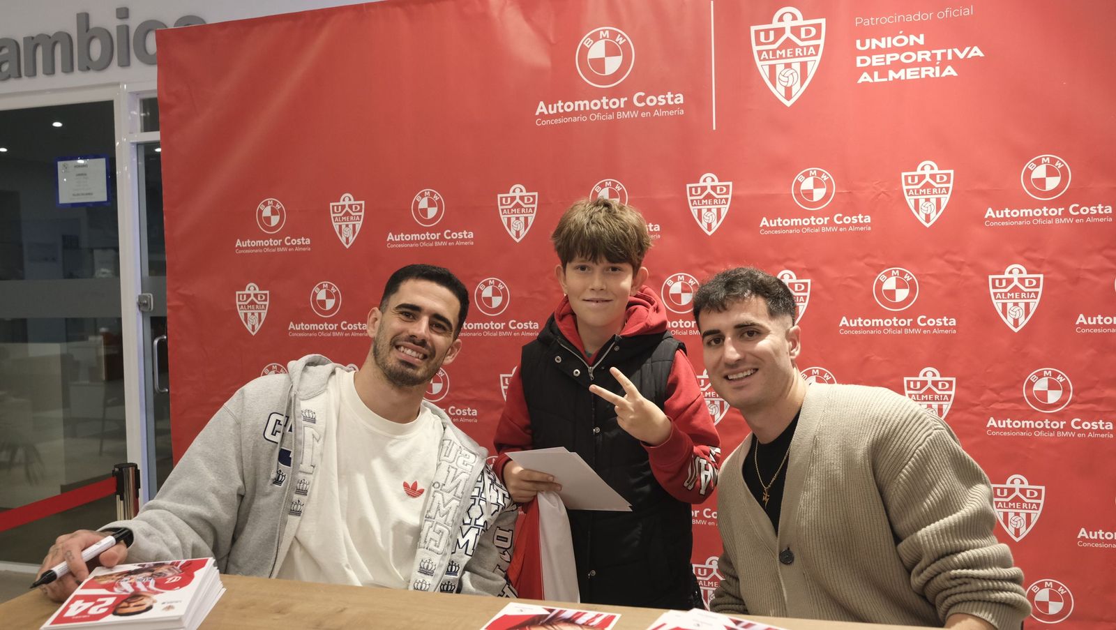 Jon Mocillo y Miguel de la Fuente firman autógrafos en Automotor Costa BMW