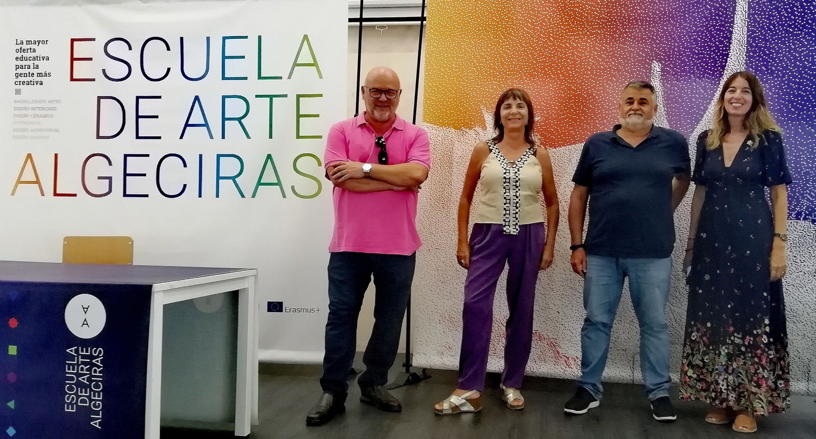 De izquierda a derecha: Miguel Alberto Díaz, presidente de la ONG, Carmela Berrocal, directora del departamento de Teatro, José Luis Villar, director del centro público y Laura Gutiérrez, profesora de fotografía.