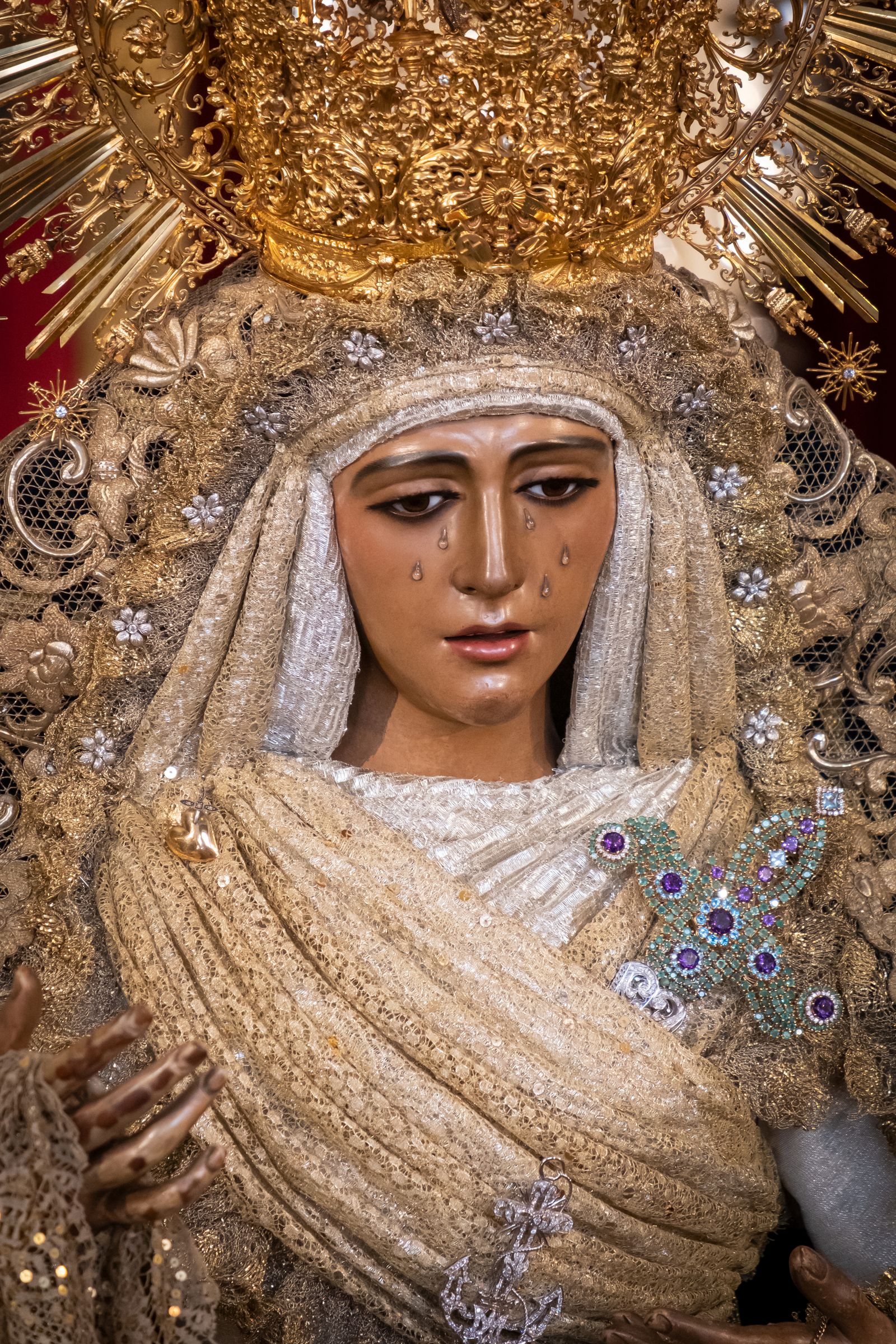 La Esperanza de Triana en su besamanos, en imágenes