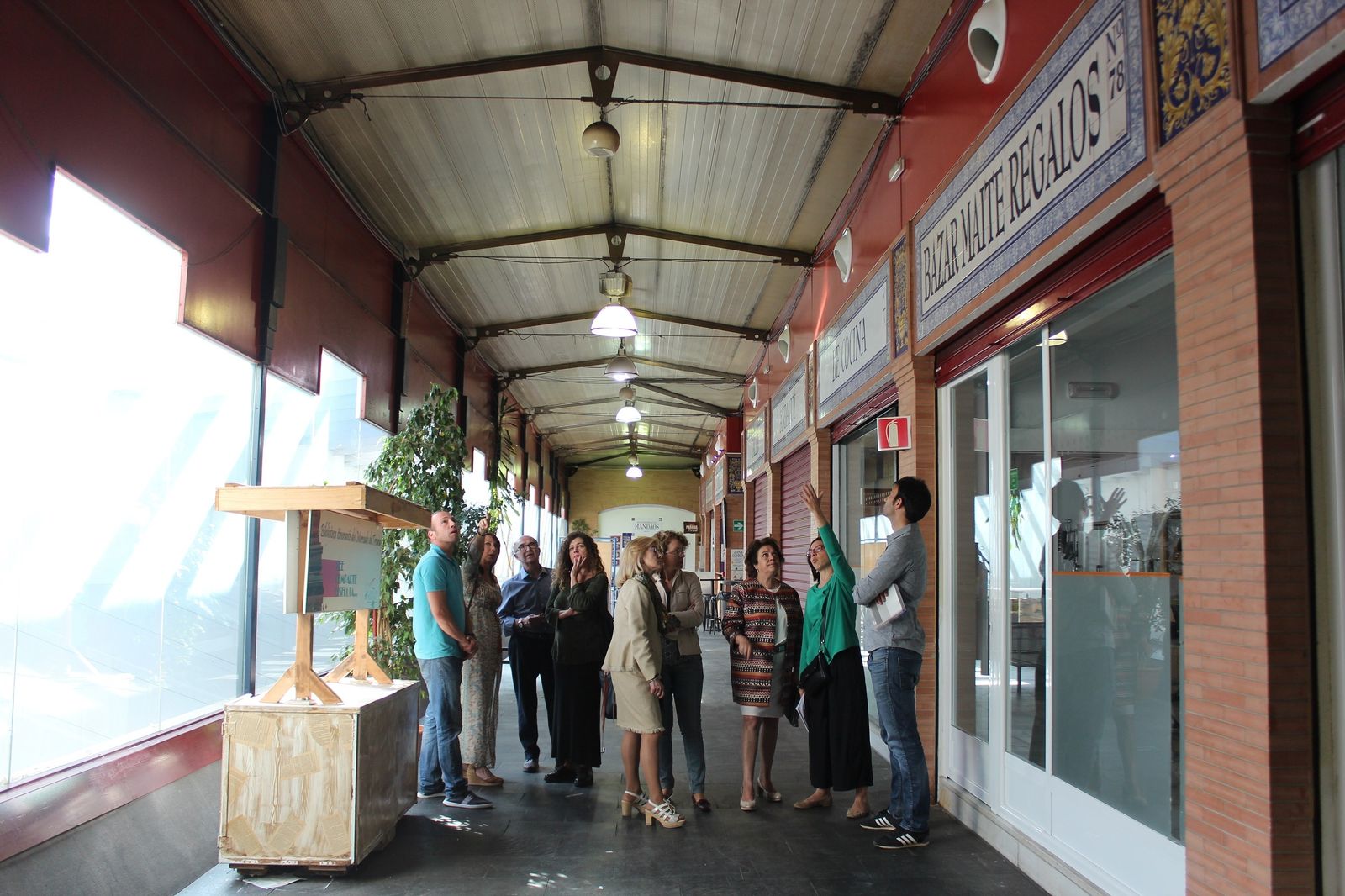 La delegada del distrito, Carmen Castreño, visita las instalaciones del Mercado de Triana.