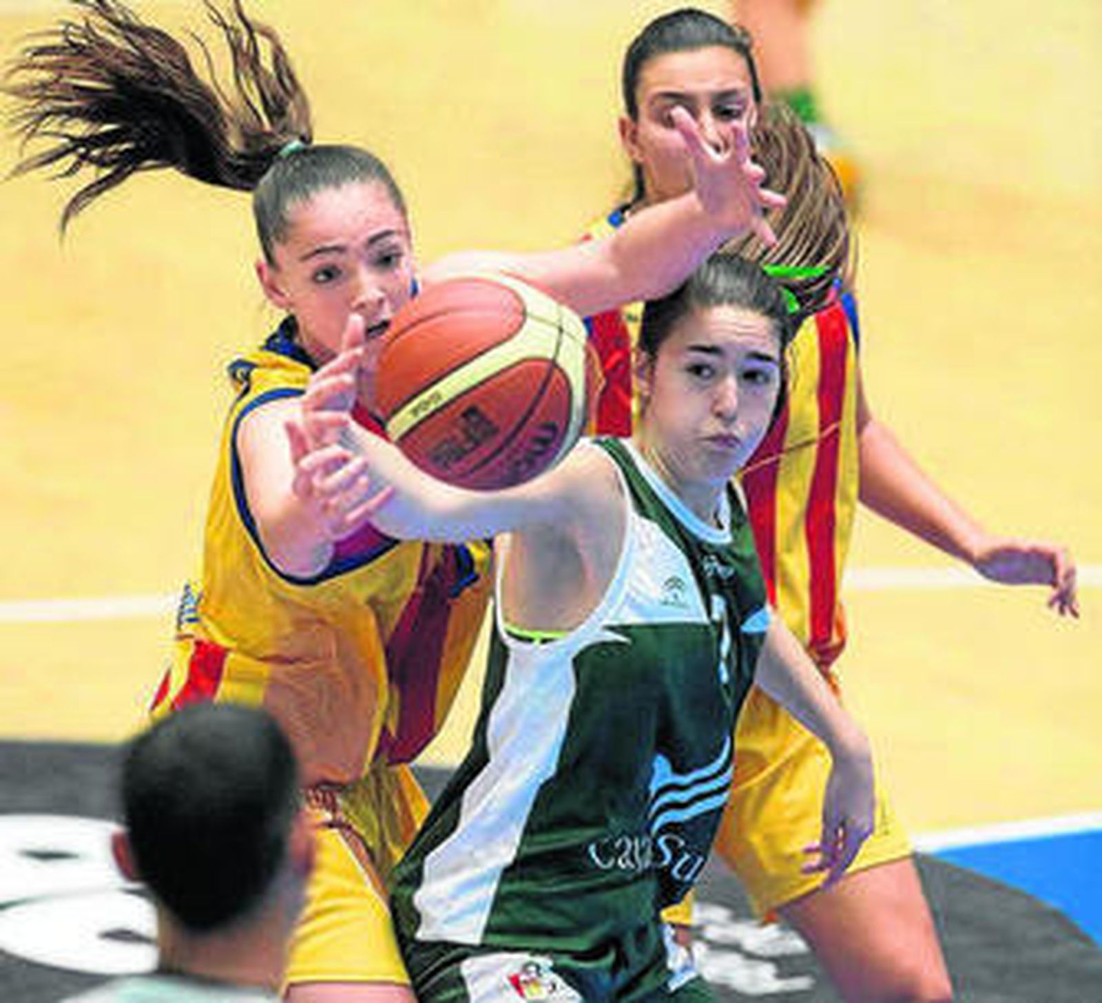 La gaditana Paula Cánovas (d) pugna en la final con una jugadora catalana.