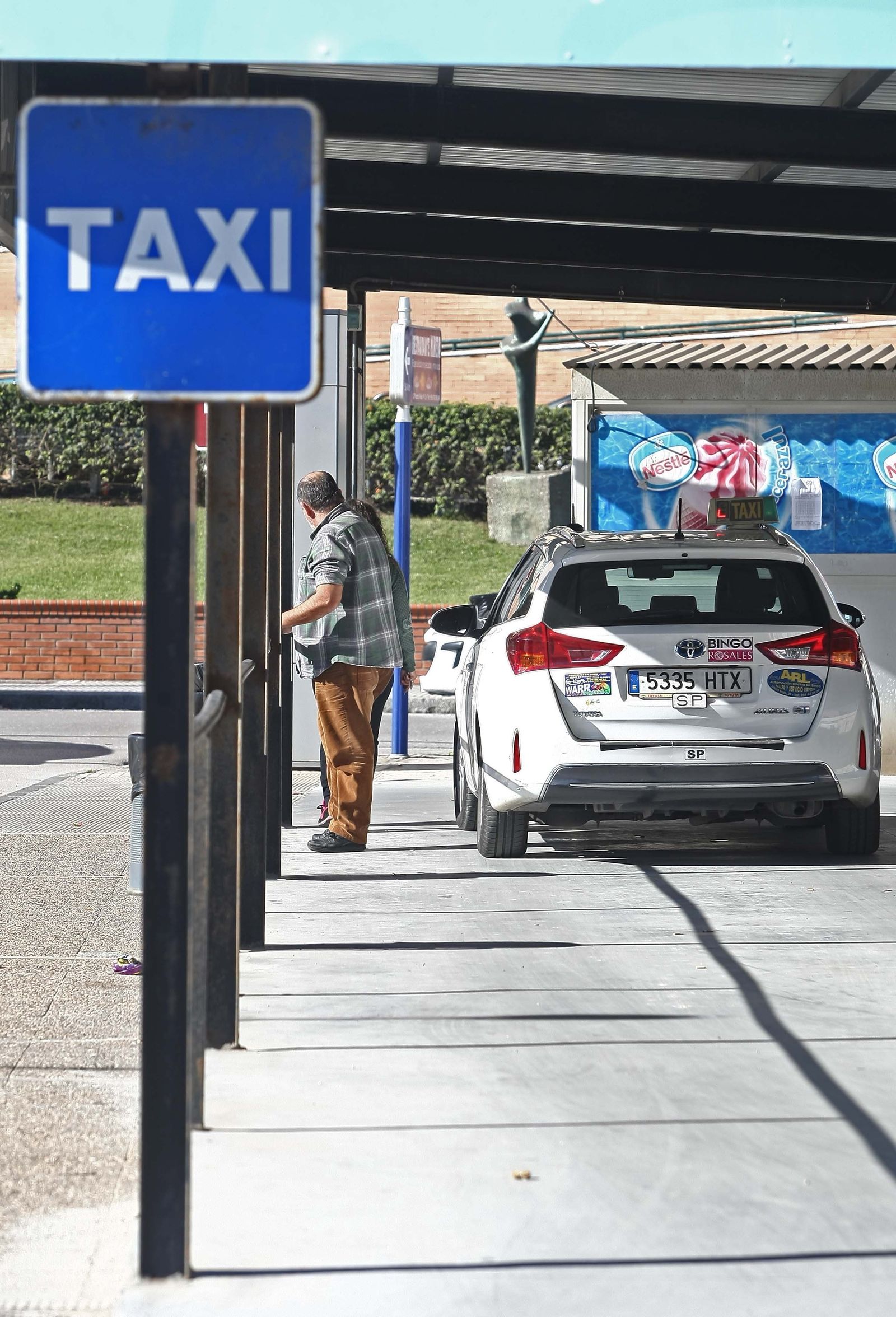 Un taxi, en la parada del hospital de La Línea.