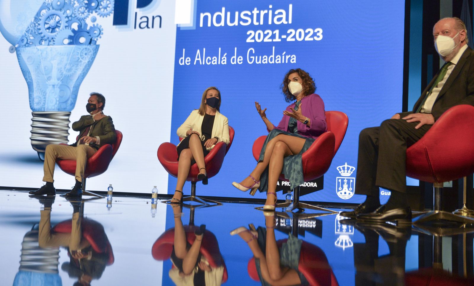 El alcalde de Sevilla, Juan Espadas; la alcaldesa de Alcalá, Ana Isabel Jiménez; la ministra de Hacienda y portavoz del Gobierno, María Jesús Montero; y el presidente de la Diputación, Fernando Rodríguez Villalobos.