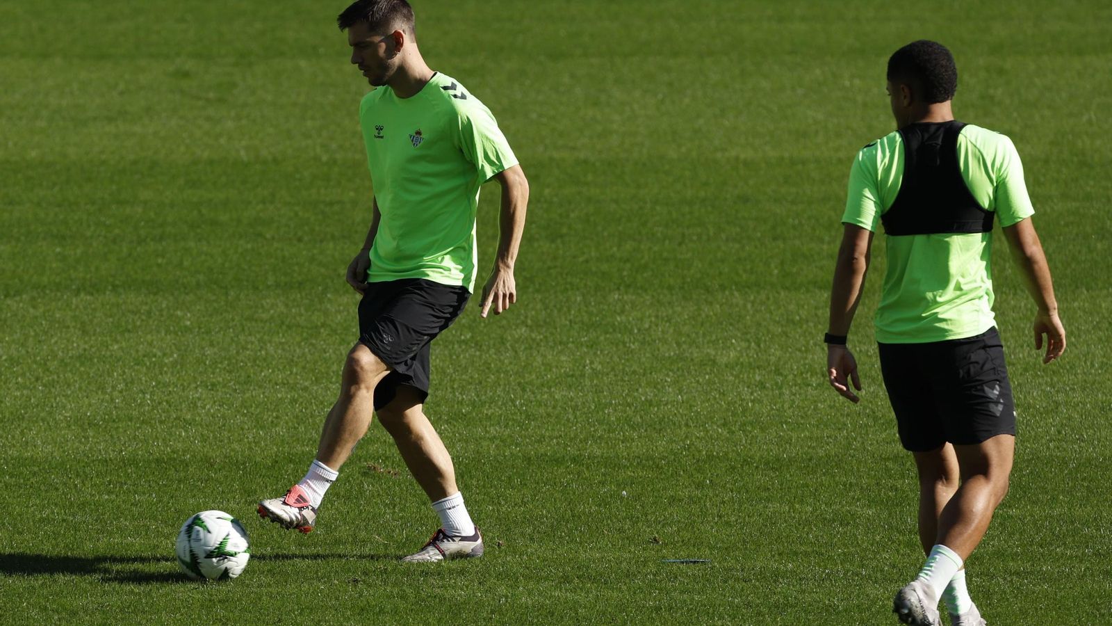Lo Celso, en un entrenamiento reciente junto a Vitor Roque.