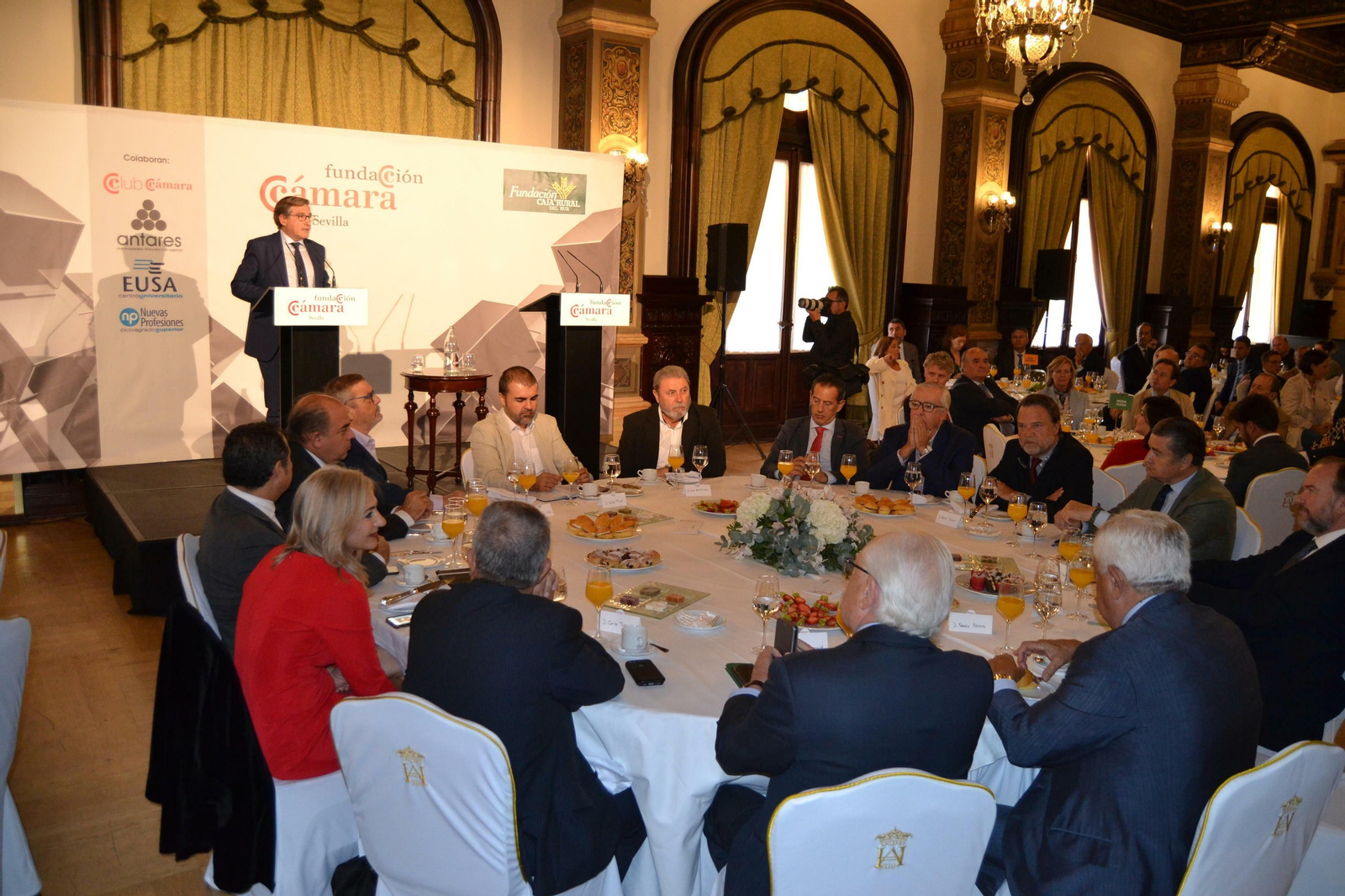 Rafael Carmona, presidente del Puerto de Sevilla, en la conferencia pronunciada este miércoles en el Hotel Alfonso XIII.