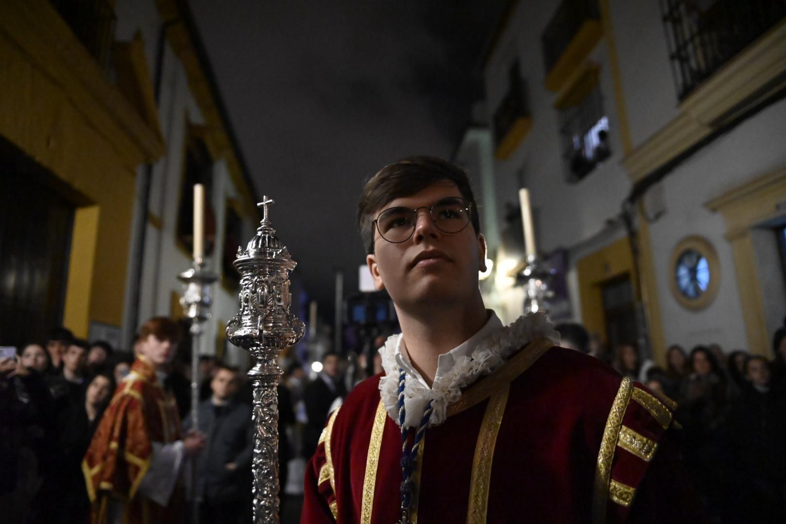 El íntimo traslado del Prendimiento en este Martes Santo de Córdoba, en imágenes