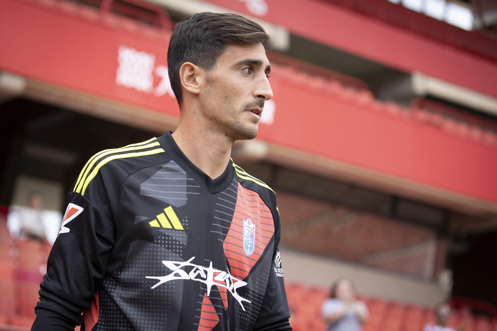 Diego Mariño fue presentado en el Estadio Nuevo Los Cármenes.