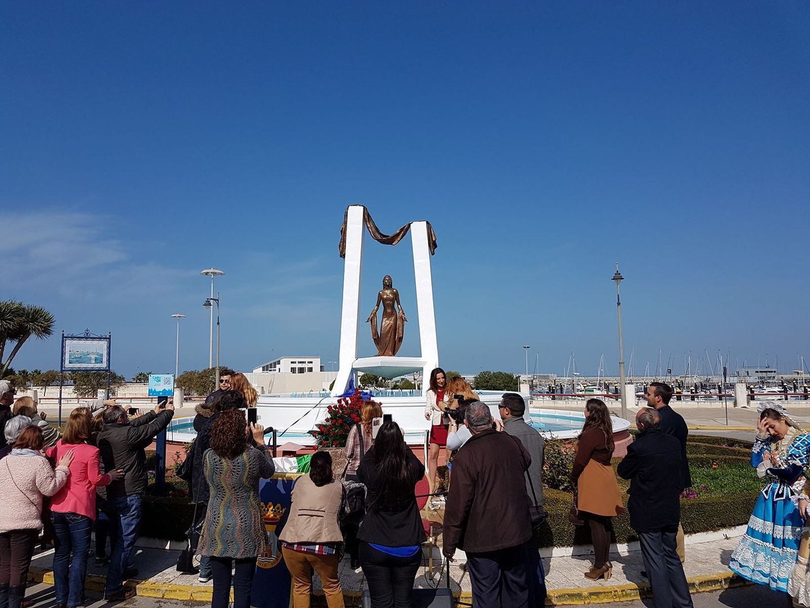La estatua ya restaurada en la rotonda de la Avenida de Rocío Jurado.
