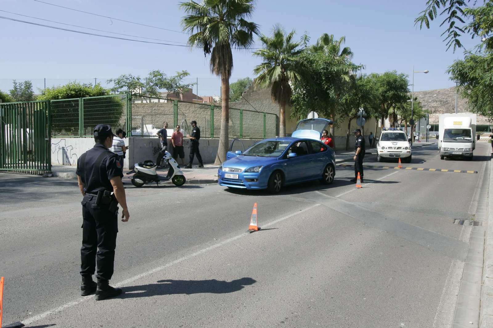 Un control de la Policía Local de Almería en las inmediacicones de un colegio de la capital, en la zona norte