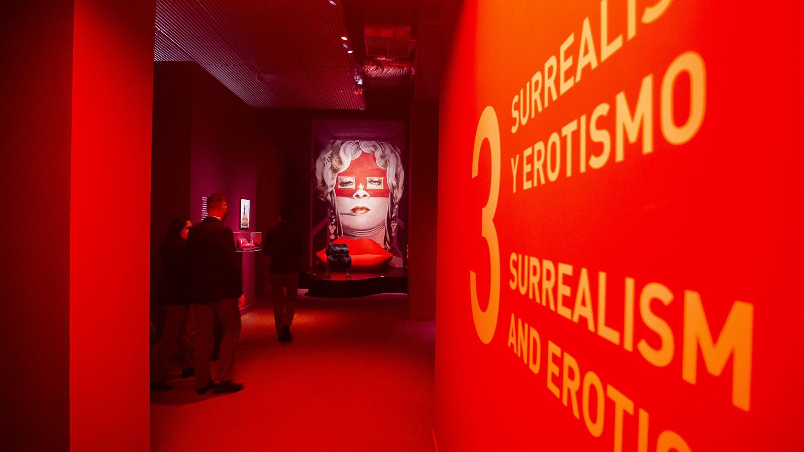 La entrada al apartado 'Surrealismo y erotismo', con la Mae West de Dalí al fondo.