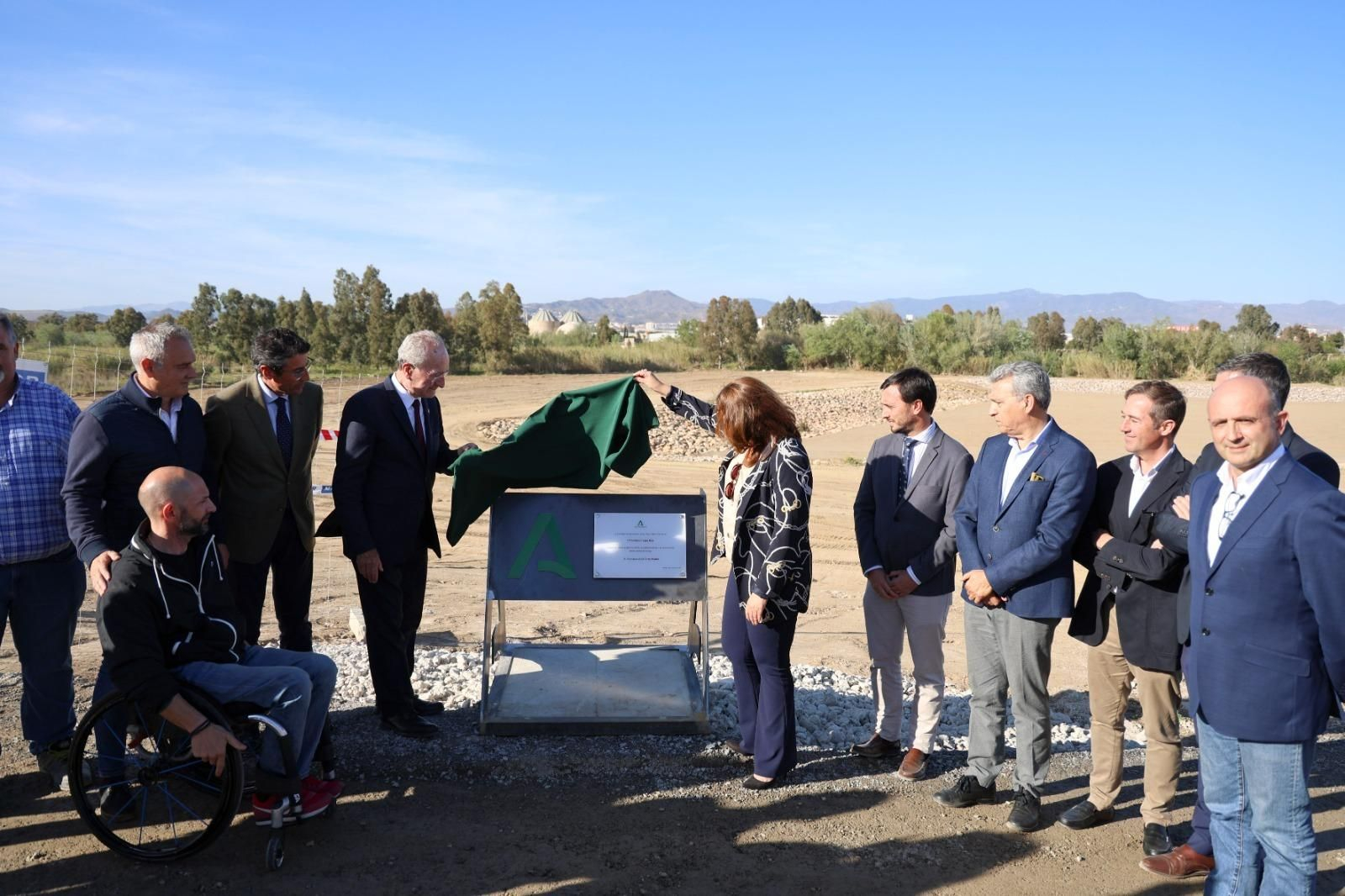 Momento en el que se ha inaugurado la placa conmemorativo de los trabajos en la defensa del Guadalhorce. Momento en el que se ha inaugurado la placa conmemorativo de los trabajos en la defensa del Guadalhorce.