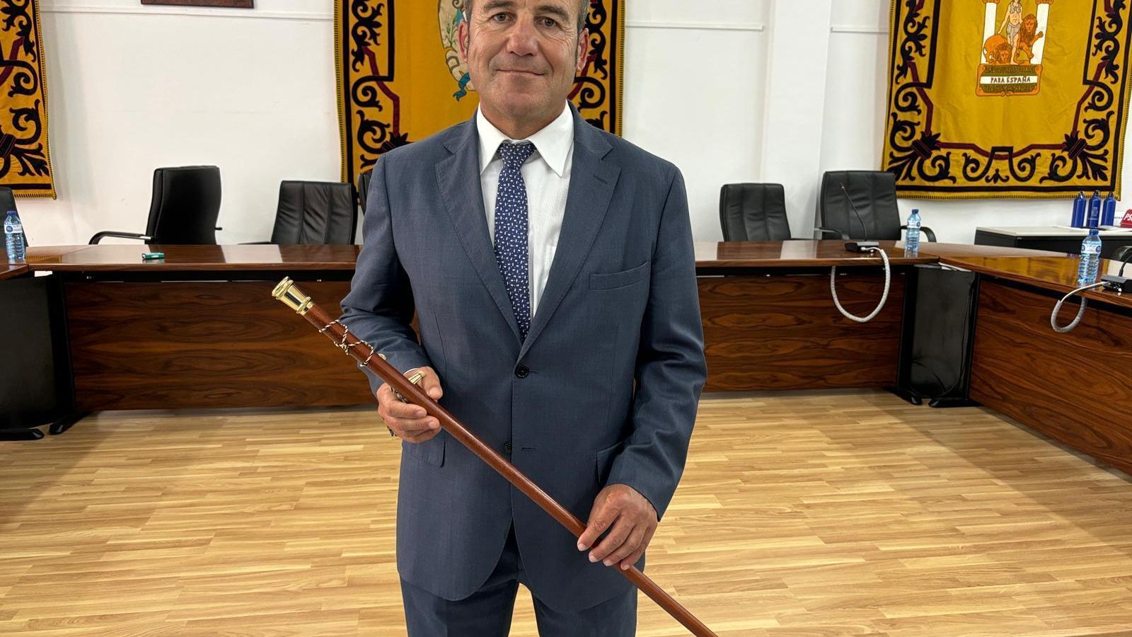 Salvador Hernández con la vara de mando como alcalde de Carboneras.