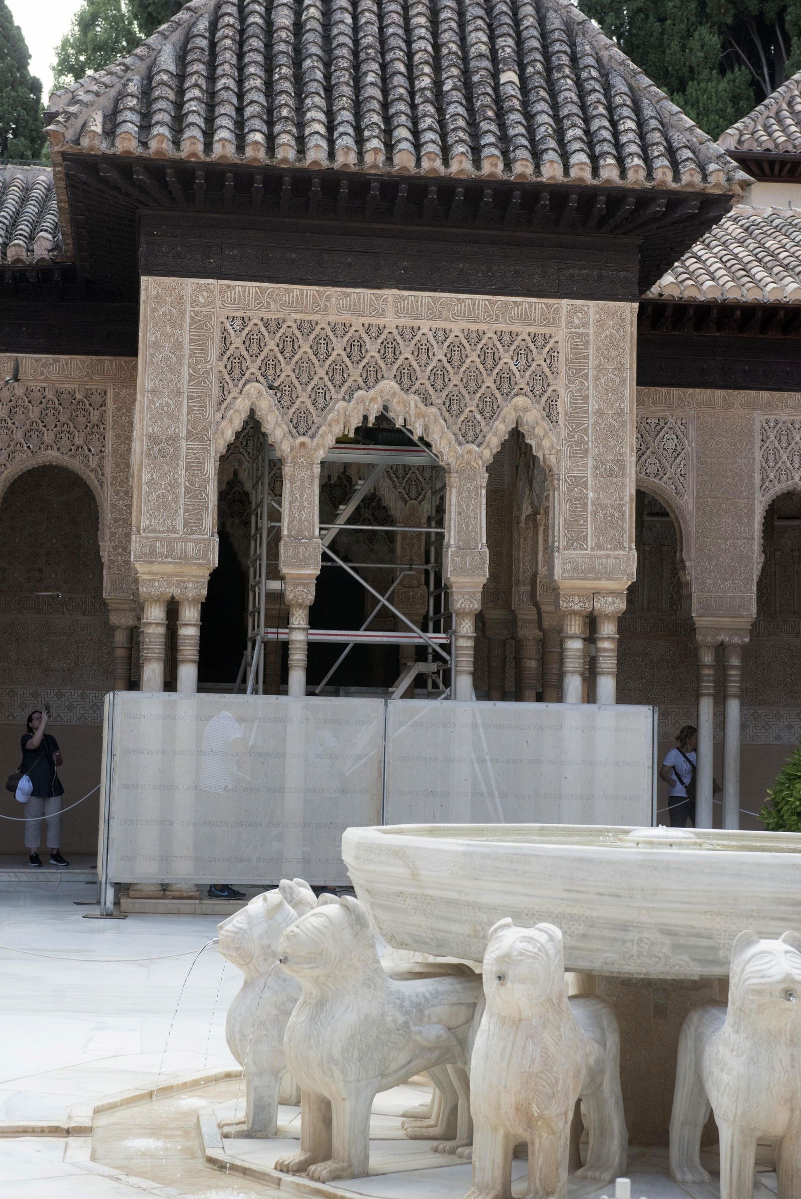 La Alhambra ultima la primera fase de intervención en el Patio de los Leones