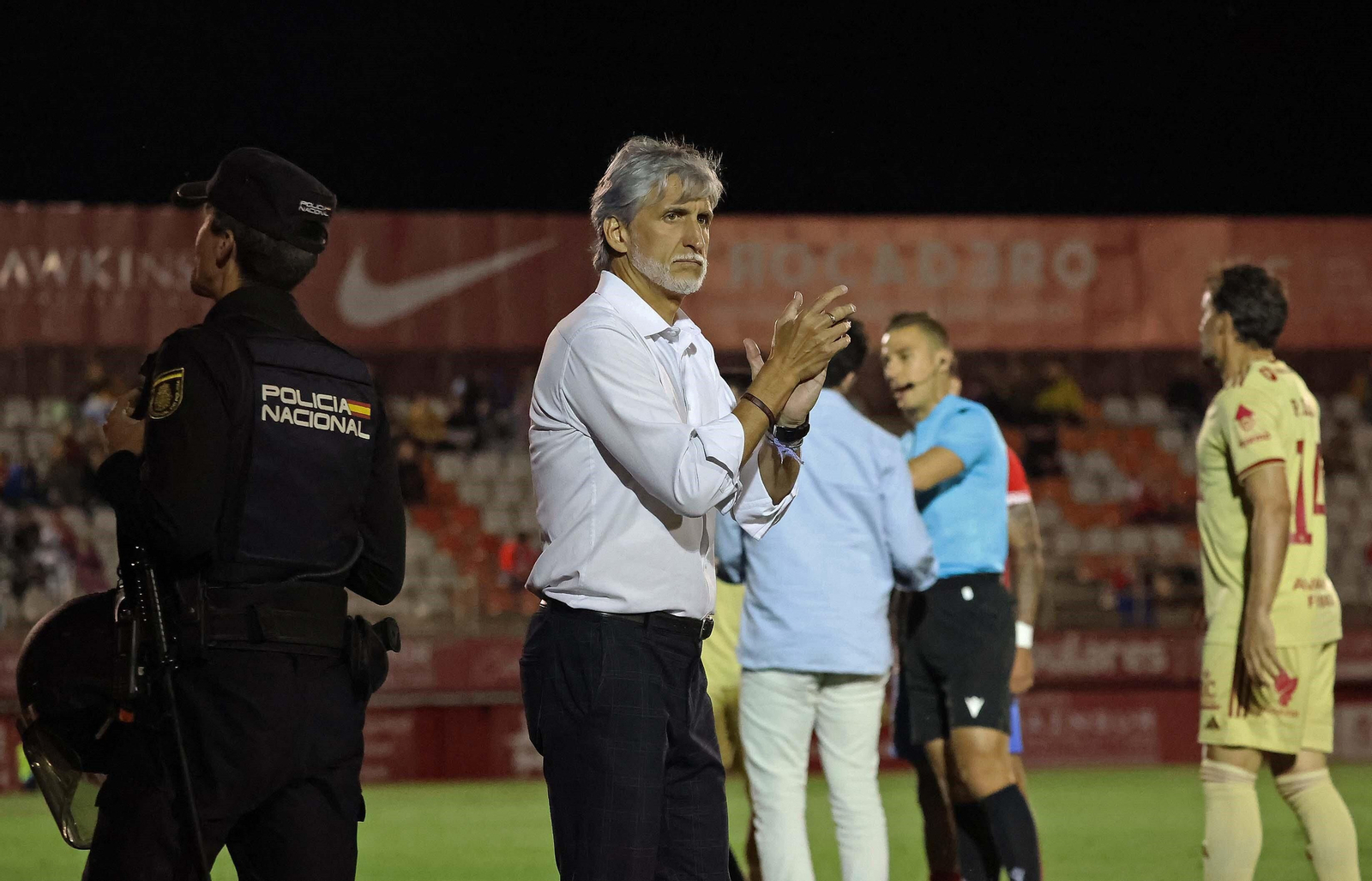 La Policia Nacional se interpuso entre el público y Pablo Alfaro, entrenador del Murcia La Policia Nacional se interpuso entre el público y Pablo Alfaro, entrenador del Murcia