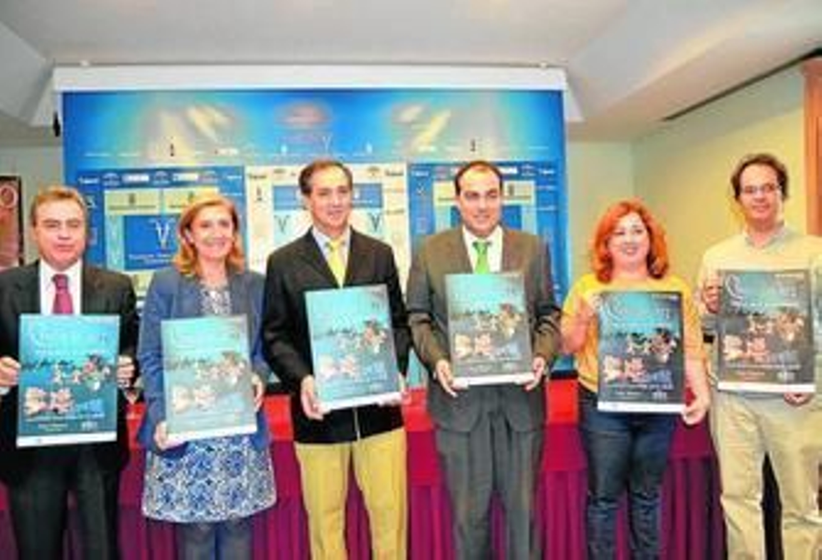 Antonio Real (i), Lidia Menacho y Pablo Puyol ayer, junto a los Reyes Magos Jerez 2015, en la presentación de la gala infantil, en el Villamarta.