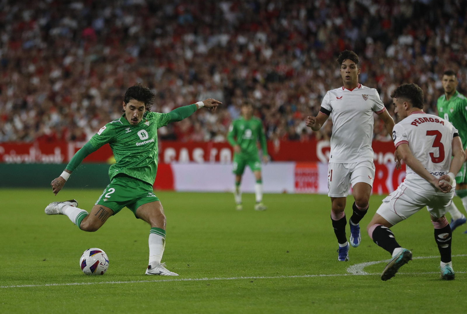 Bellerín se dispone a marcar ante Pedrosa, pero hubo fuera de juego previo.